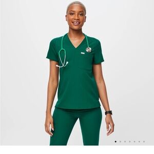 Figs Hunter Green scrub set. Top XXS bottoms XXS petite.
